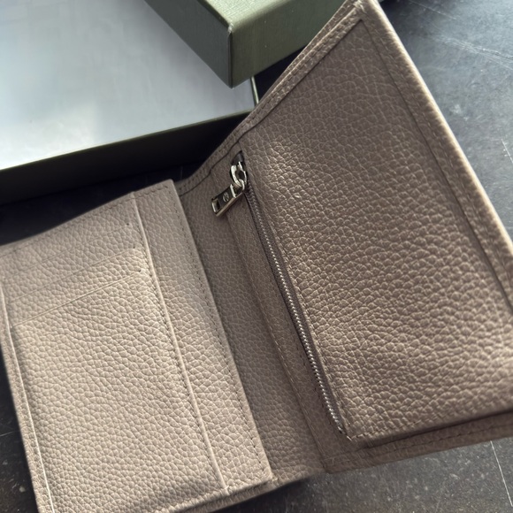 POST CHRISTMAS PRICE SLASH !!! Beautiful Longchamps threefold Beige Wallet!!! - Picture 3 of 12